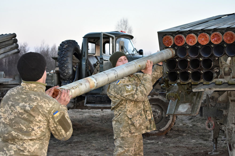 Украинские военные заряжают установку "Град"
