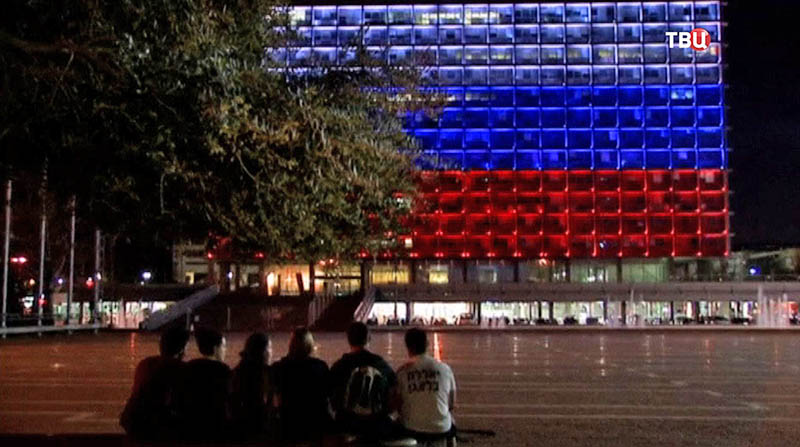 Проекция с российским флагом подсвечена на здании мэрии Тель-Авива 