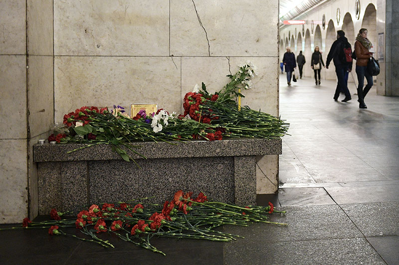 Цветы на станции метро "Технологический институт" в Санкт-Петербурге, где накануне произошел взрыв