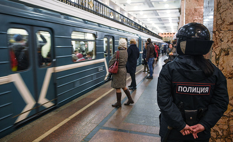 Сотрудник полиции на станции московского метро
