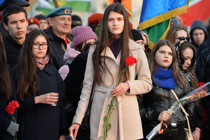 Участники всероссийской акции "Вместе против террора" возлагают цветы на Кремлевской набережной в Казани 