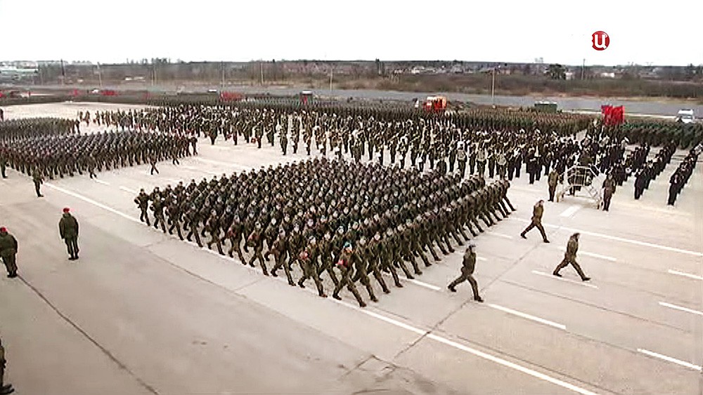 Репетиция Парада Победы на военном полигоне в Алабине