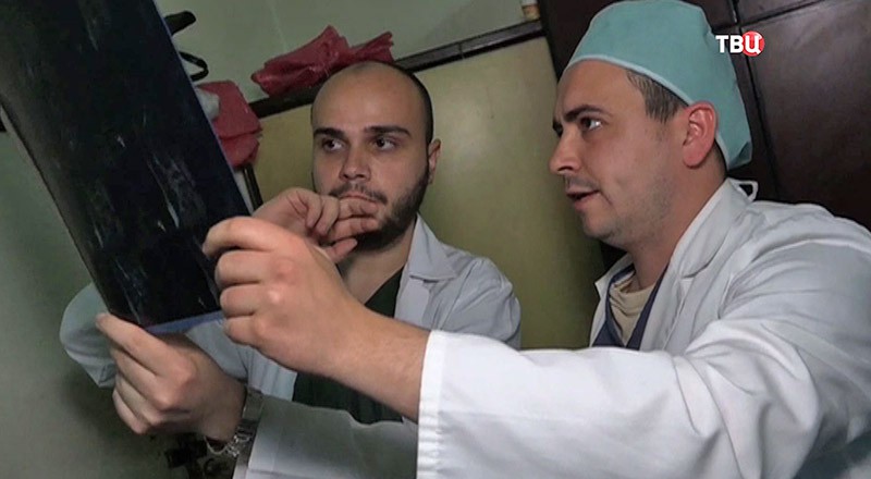 Российский нейрохирург и сирийский врач 