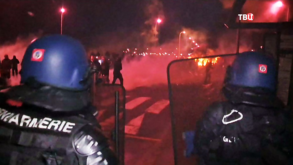 Полиция Франции препядствует уличным беспорядкам