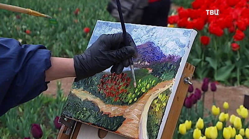Художник рисует тюльпаны
