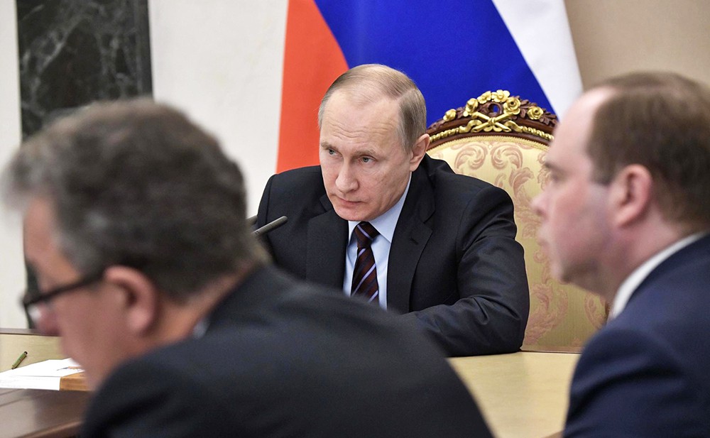 Президент России Владимир Путин на совещании с членами Правительства РФ