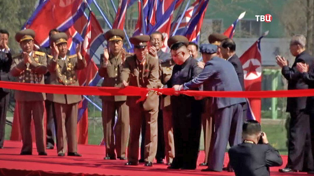 Ким Чен Ын перерезает красную ленту