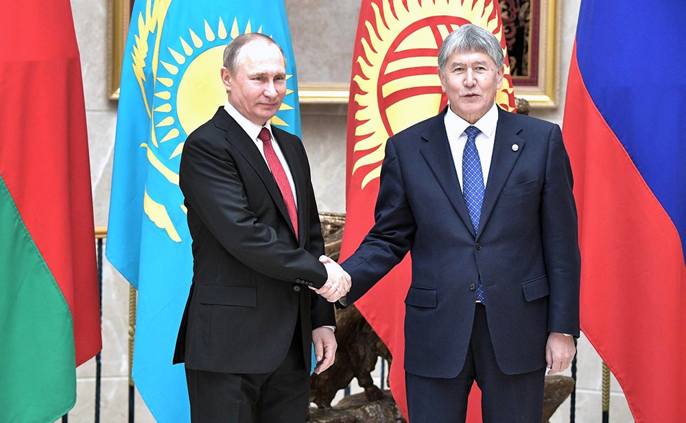Президент России Владимир Путин и президент Киргизии Алмазбек Атамбаев