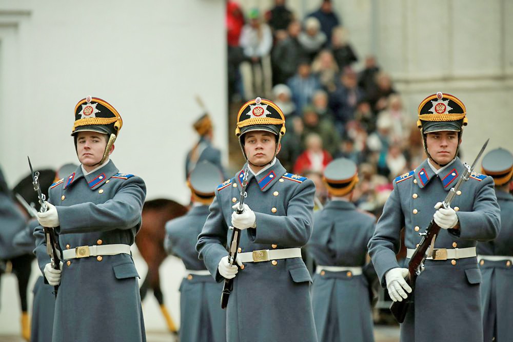 Церемония развода пеших и конных караулов Президентского полка в Кремле