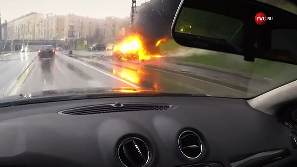Автомобиль Maserati загорелся после ДТП