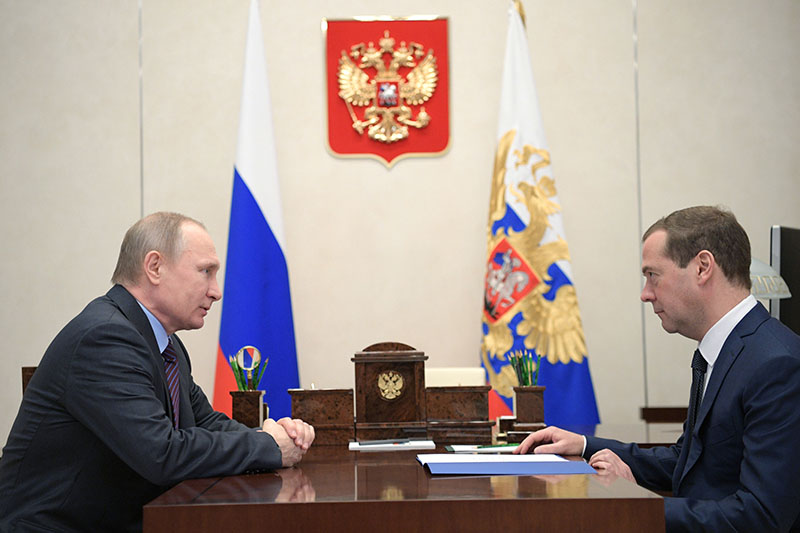 Президент России Владимир Путин и председатель правительства Дмитрий Медведев во время встречи 