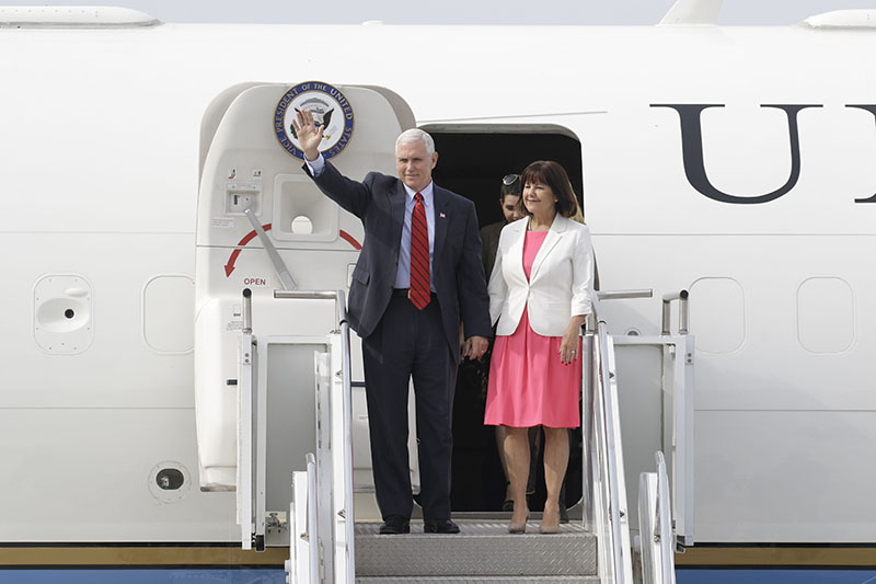 Вице-президент США Майк Пенс во время прибытия в Сеул