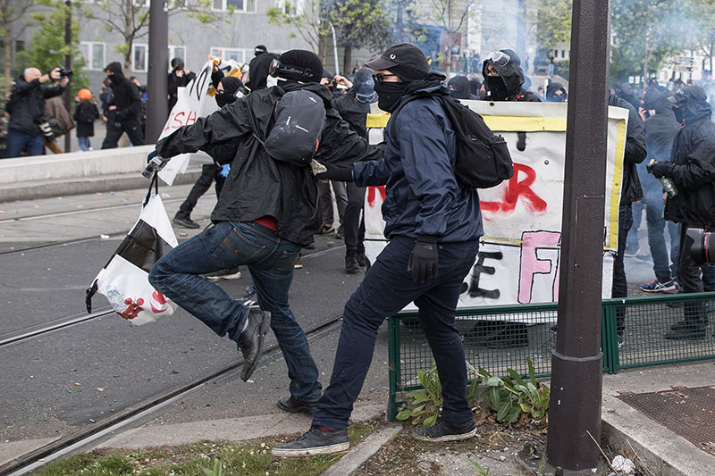 Участники акции протеста во Франции 