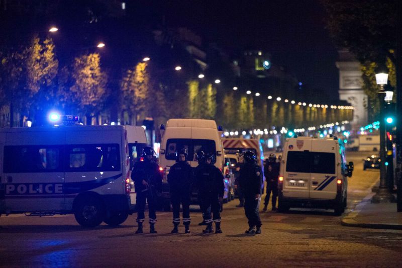 Полиция на месте теракта в Париже