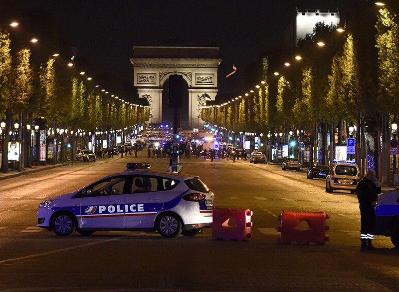 Сотрудники полиции стоят в оцеплении на месте перестрелки в Париже  
