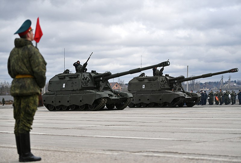 Военнослужащие во время тренировки к Параду Победы на военном полигоне "Алабино"