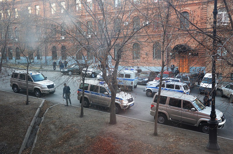 Автомобили полиции у здания приемной УФСБ России по Хабаровскому краю