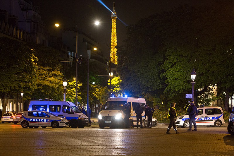 Сотрудники полиции стоят в оцеплении на месте перестрелки в Париже