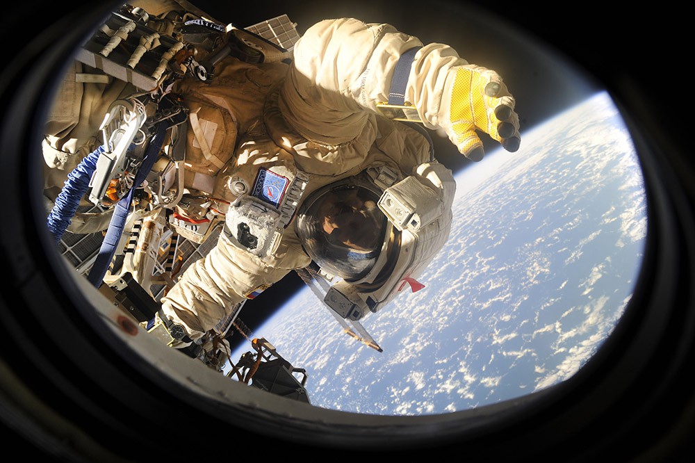 Космонавт работает в открытом космосе
