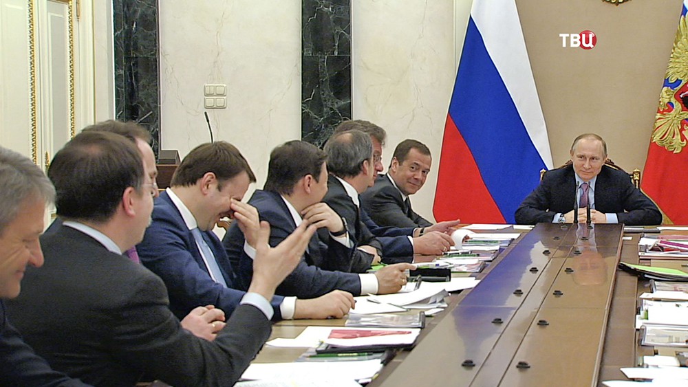 Владимир Путин слушает доклад Владимира Мединского