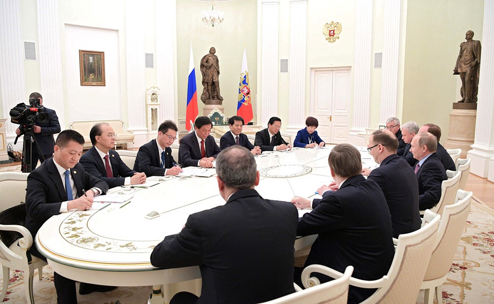 Президент России Владимир Путин на встрече с руководителем Канцелярии ЦК Компартии Китая Ли Чжаньшу