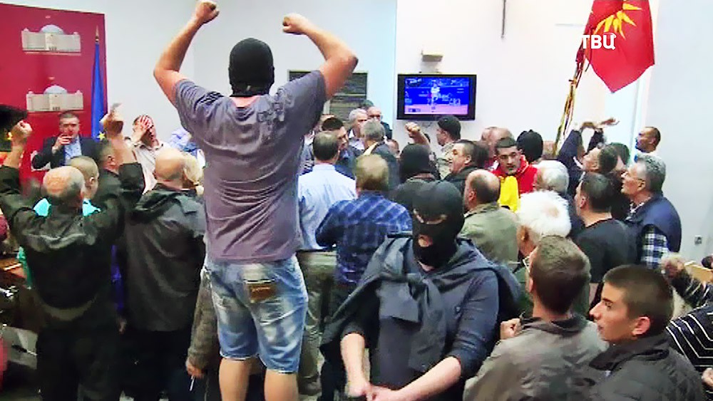 Беспорядки в здании парламента Македонии