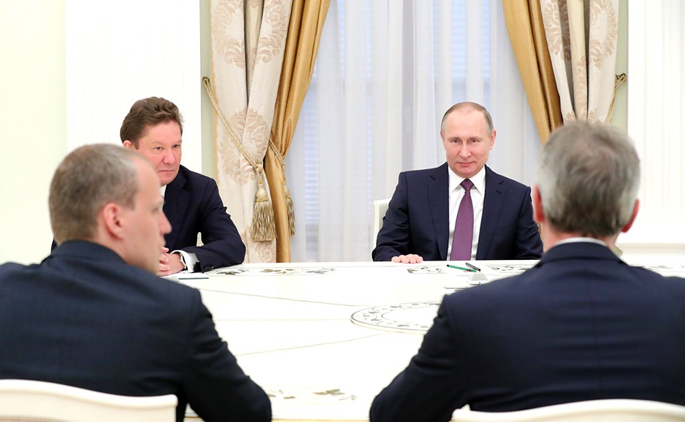 Президент России Владимир Путин и гендиректор, председатель правления нефтегазового концерна "ОМФау" Райнер Зеле