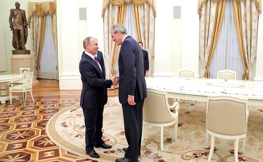Президент России Владимир Путин и гендиректор, председатель правления нефтегазового концерна "ОМФау" Райнер Зеле