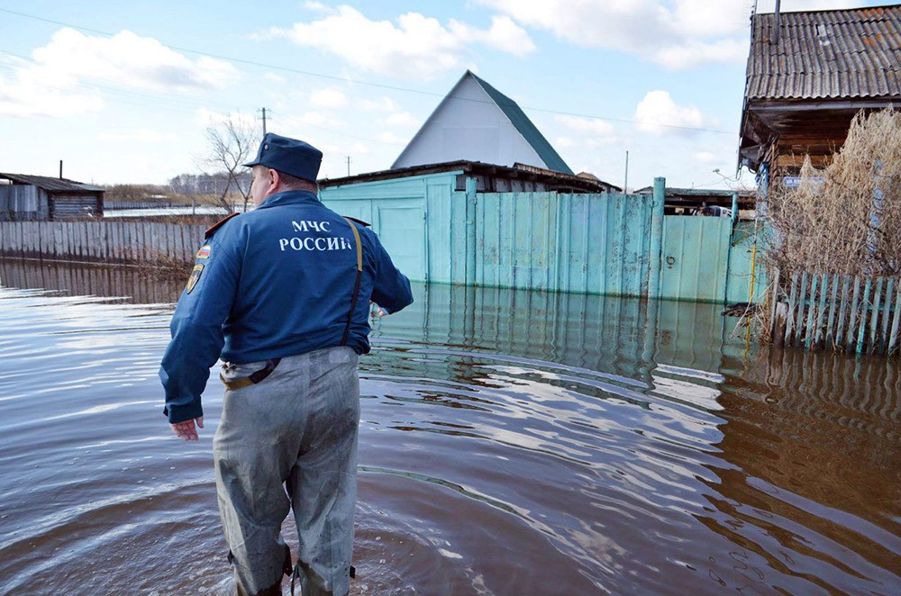Спасатели МЧС работают в зоне паводков
