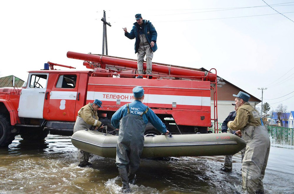 Спасатели МЧС работают в зоне паводков