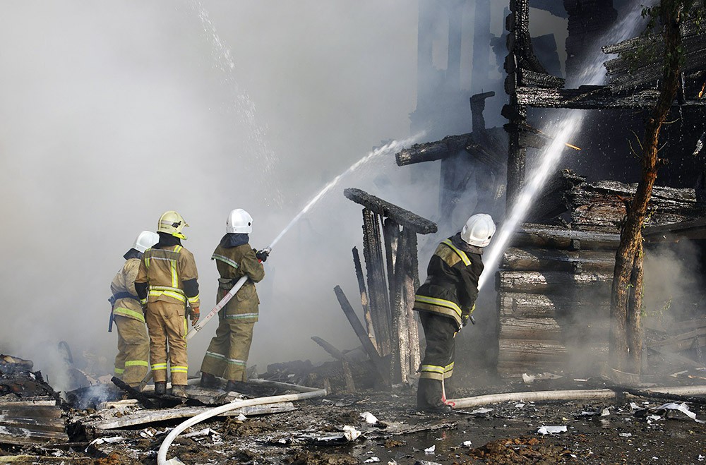 Пожарные тушат деревянный дом