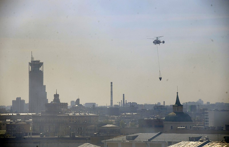 Пожарный вертолет МЧС России тушит возгорание