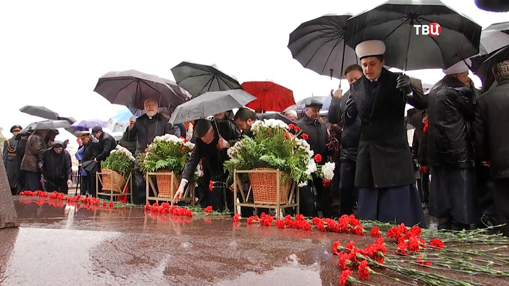 Церемония возложения цветов к памятнику маршалу Жукова