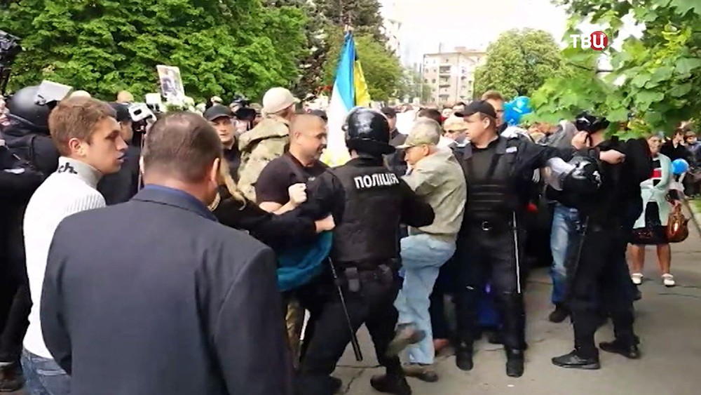 Полиция Украины препятствует уличным беспорядкам
