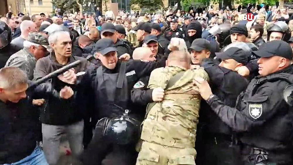 Полиция Украины и жители разгоняют радикалов