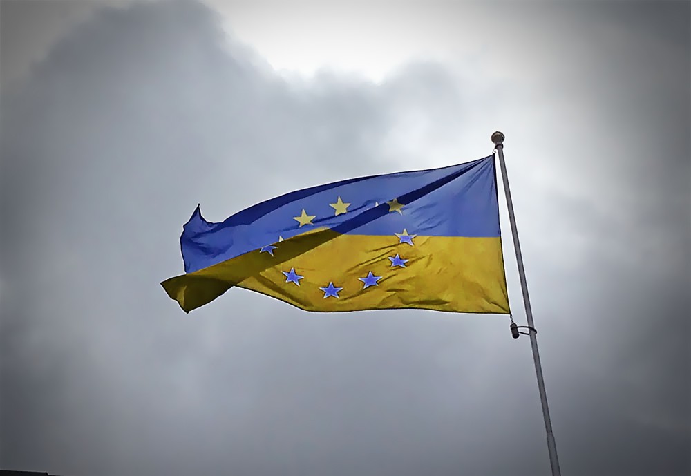 Гибрид флагов Евросоюза и Украины
