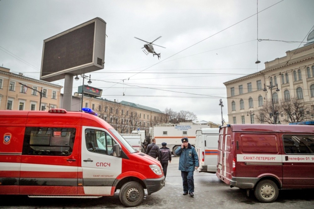 Экстренные службы города на месте взрыва в метро Санкт-Петербурга