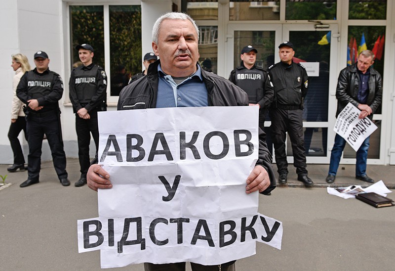 Участник акции протеста с требованием отставки главы МВД Арсена Авакова у здания министерства внутренних дел Украины в Киеве