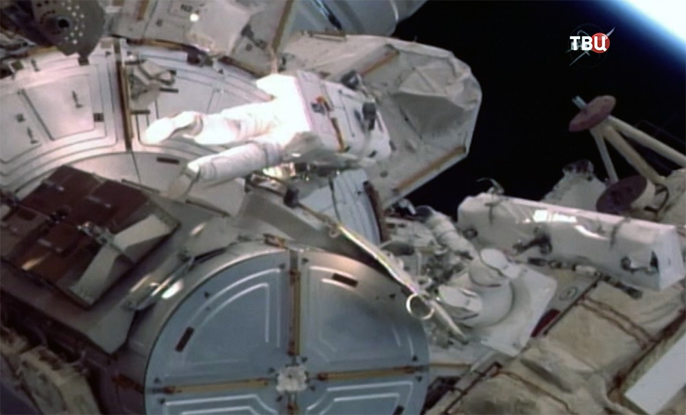 Астронавты NASA вышли в открытый космос из МКС