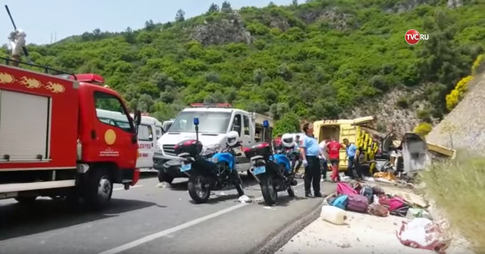 Спасатели Турции на месте ДТП с участием туристического автобуса