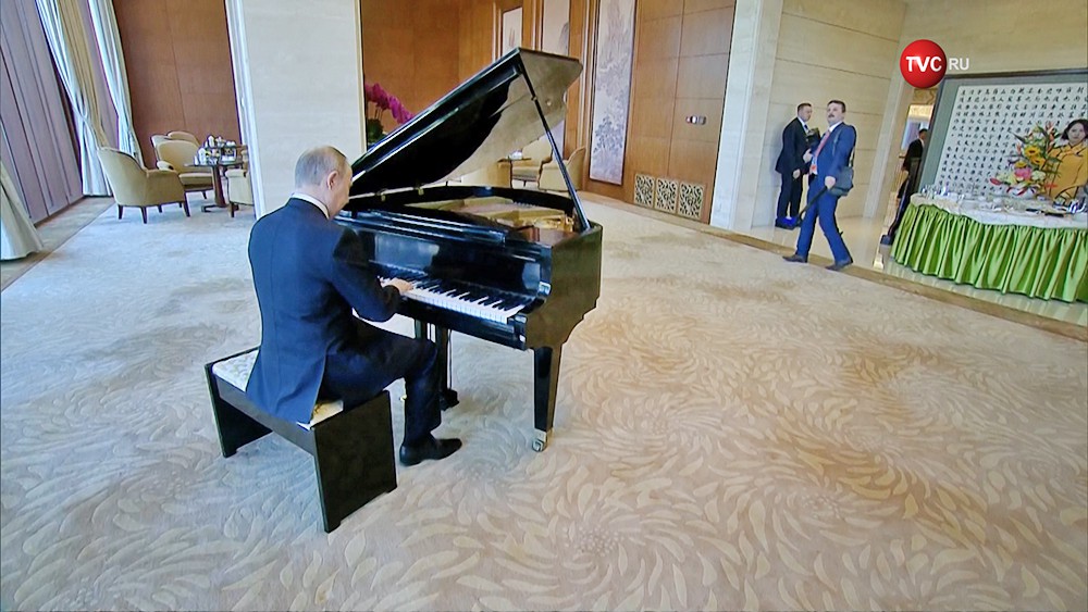 Владимир Путин играет на рояле