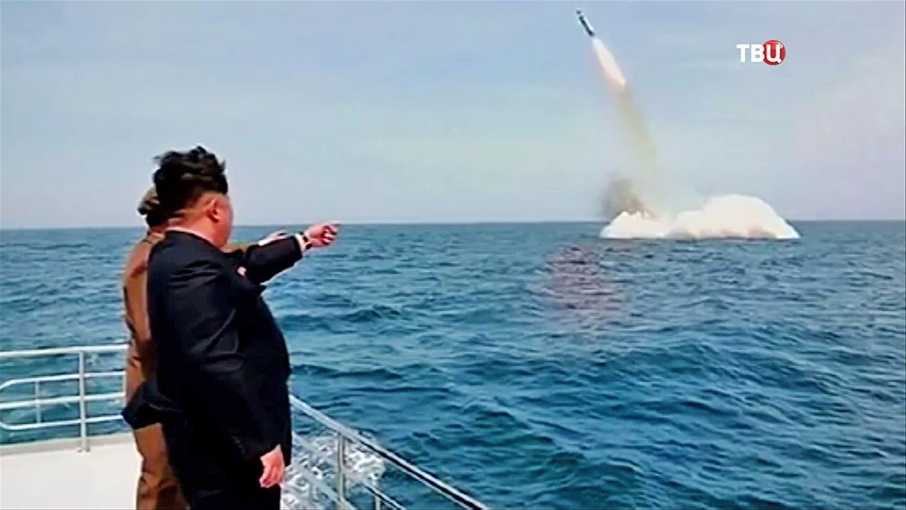 Глава КНДР Ким Чен Ын наблюдает за запуском ракеты