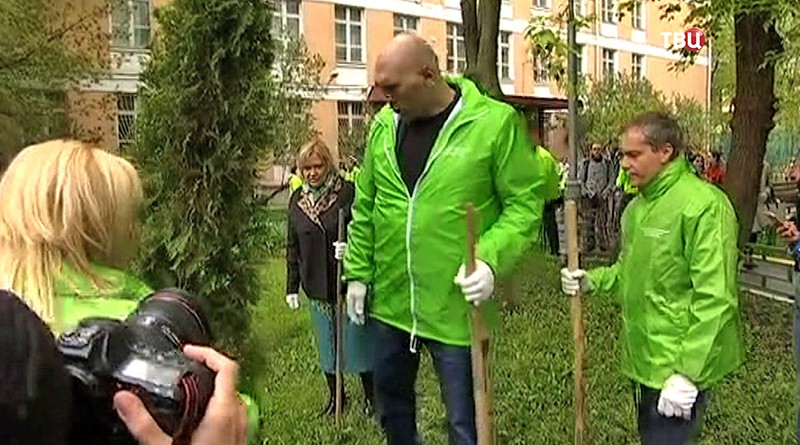 Николай Валуев сажает деревья 