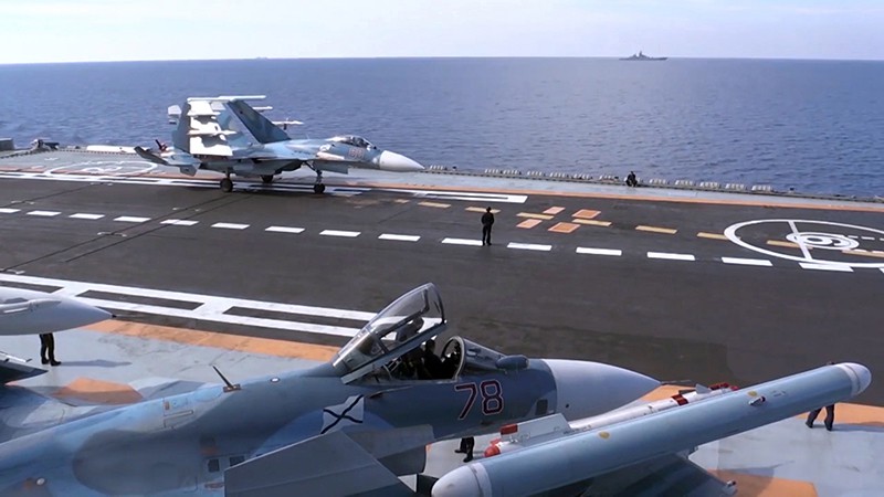 Корабельный истребитель Су-33 ВКС России 