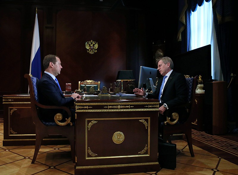 Председатель правительства России Дмитрий Медведев и генеральный директор ПАО "Аэрофлот" Виталий Савельев