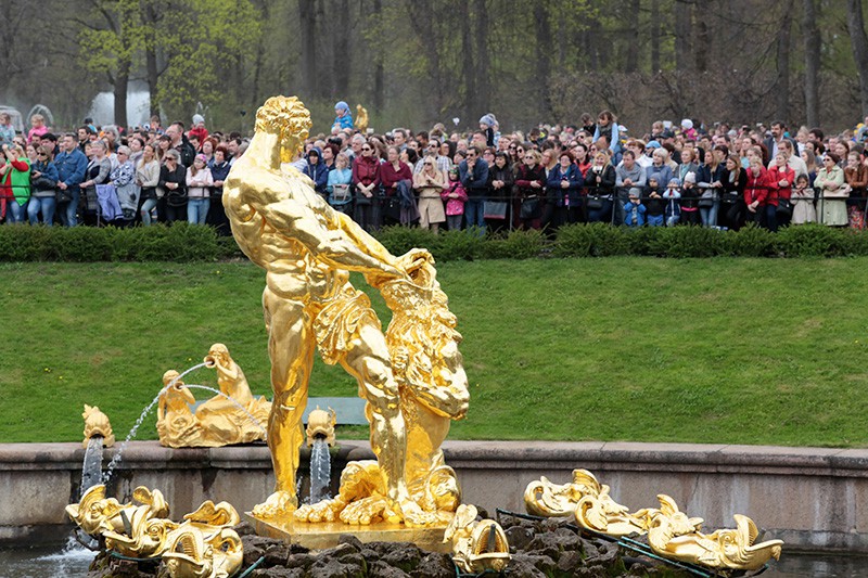 Театрализованный весенний праздник фонтанов в Государственном музее-заповеднике "Петергоф"