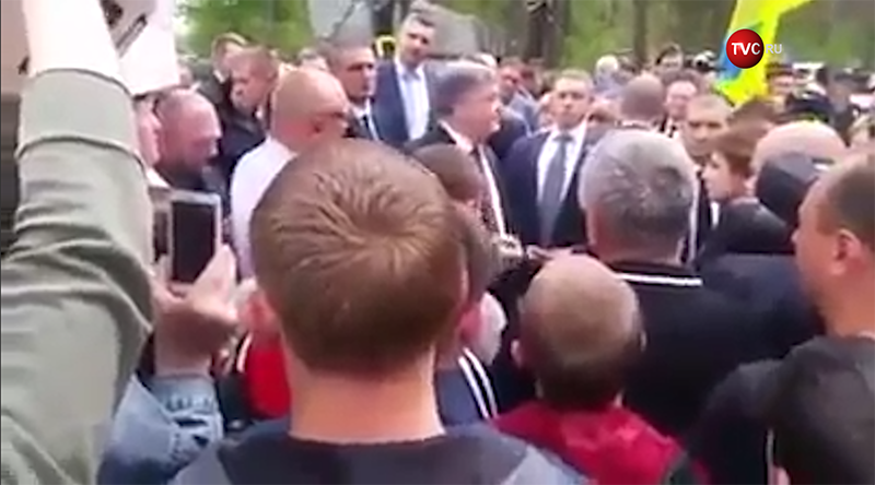 Петр Порошенко общается с жителями Украины 