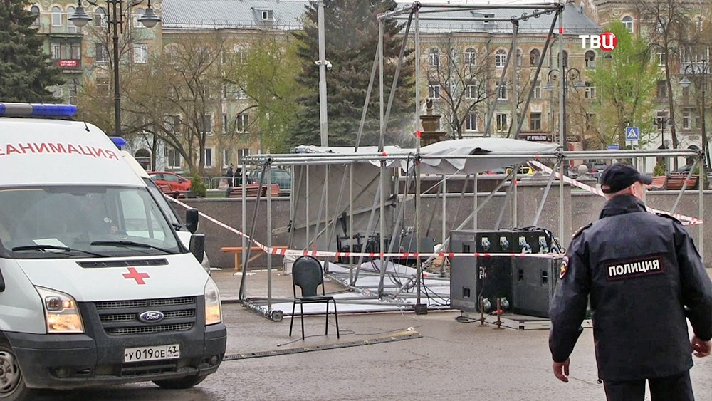 Последствия падения металлической конструкции на людей на площади в Перми