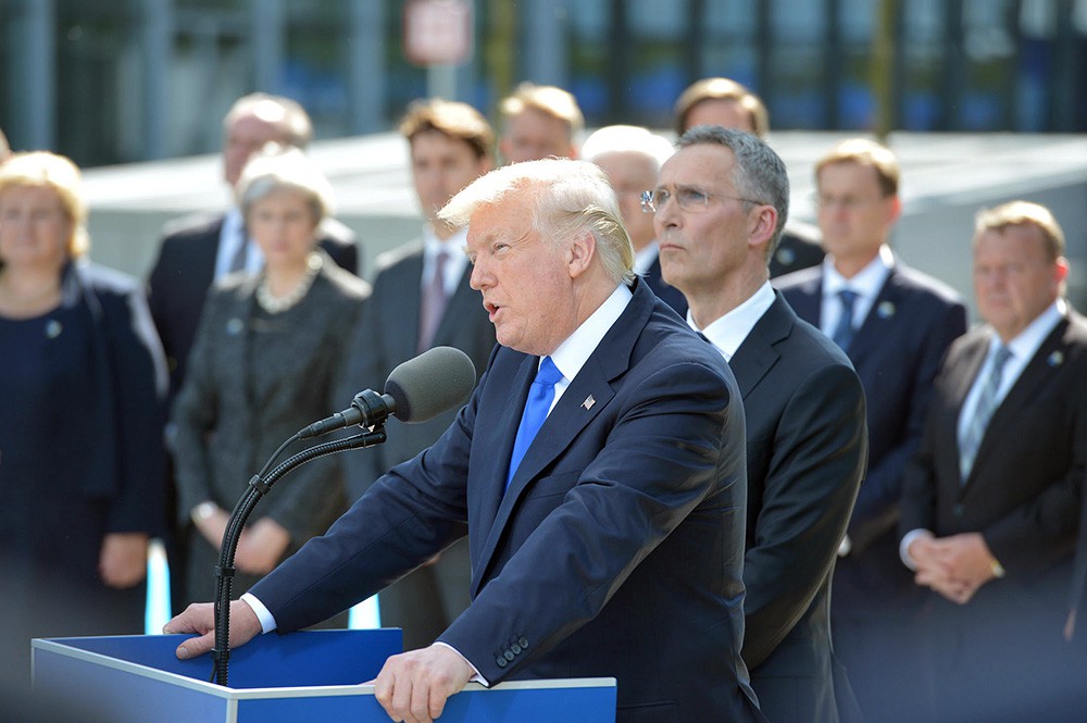 Дональд Трамп выступает на саммите НАТО