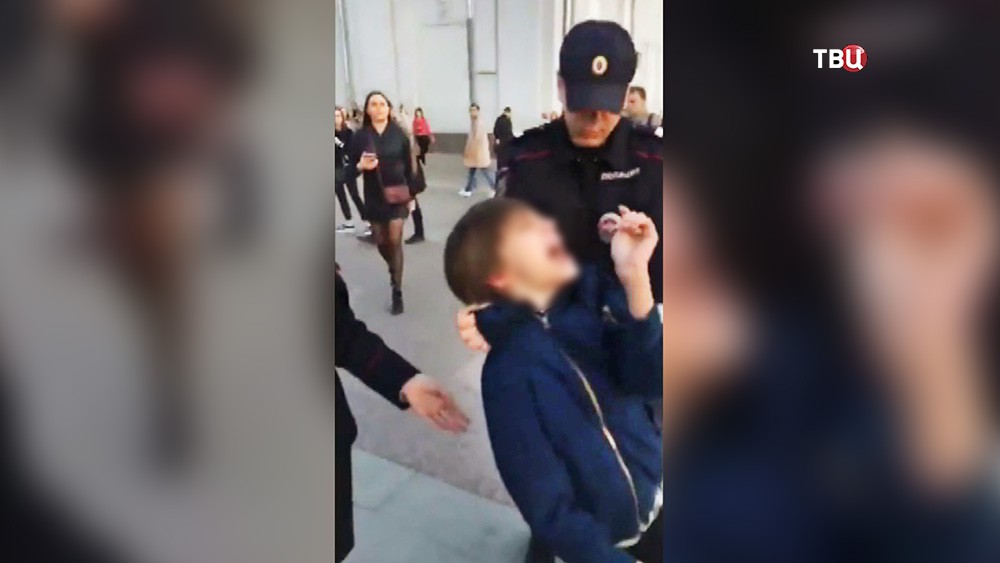 Полиция задерживает мальчика занимающегося попрошайничеством